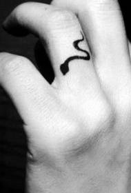 një model tatuazhesh gjarpri gishtash