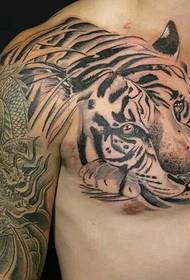 Njia ya kupindukia zaidi ya nusu ya tattoo ya tiger