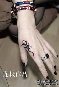 Modèle de tatouage totem bras beauté main