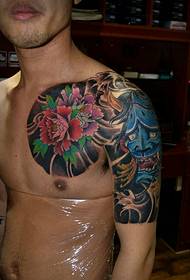 Krāsaini puskrūšu tetovējumu attēli, kuros valda valdzinošs šarms