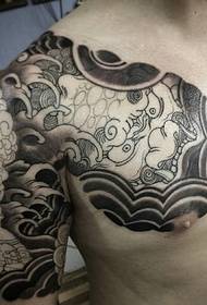 Згодна црно-бела тетоважа од пола оклопа