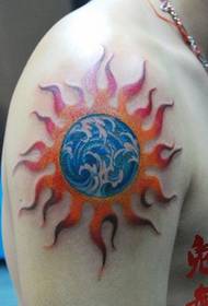 手臂精美好看的太阳浪花纹身图案