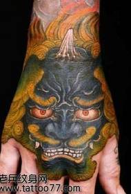 Modello di tatuaggio leone bestia animale di ritorno a mano