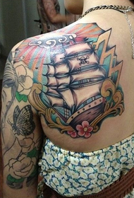 Rider på vinden och bryter segelbåtens tatueringsbilder