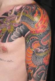 Halvpansret malt mann tatoveringsmønster