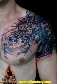 A metade dun patrón de tatuaxe Xianglong de cor tradicional de tinta chinesa