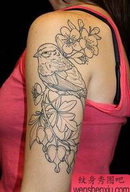Wzór tatuażu kwiat linii ramion