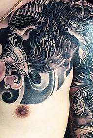 Супер властная традиционная модель татуировки в полудоспехе
