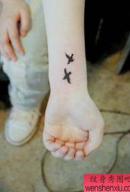 Gyönyörűen népszerű madár tetoválás minta karokkal
