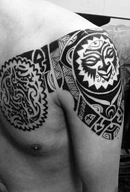 Cool crni i bijeli pola oklopa totem tetovaža