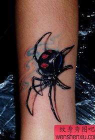 Lengan pola tato laba-laba yang bagus