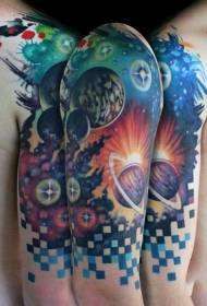 어깨에 화려한 색깔의 우주 문신 패턴