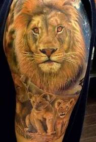 Μεγάλο χέρι ζωγραφισμένο ρεαλιστικό μοτίβο τατουάζ οικογένειας λιονταριού
