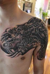 Model de tatuaj tradițional cu armură super dominantă