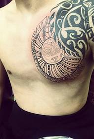 Zgodan i šarmantan uzorak totemskih tetovaža