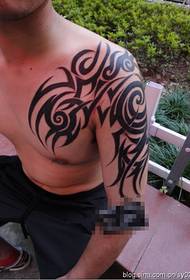 Skaists pusotra totēma tetovējums