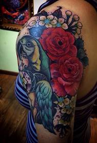 Femeie frumoasă jumătate de tatuaj de trandafir