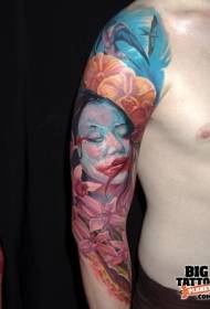 Retrato realístico colorido das mulheres do estilo do braço com tatuagem da flor