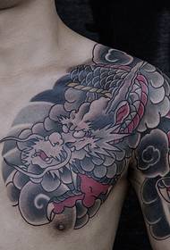 Tatuaj de dragon pe jumătate înarmat masculin