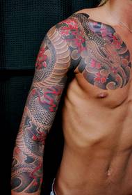 Tatuagem tradicional de cobra de pescoço meio