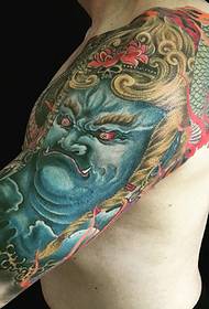 Charmant motif de tatouage de dragon mi-armé de couleur cool
