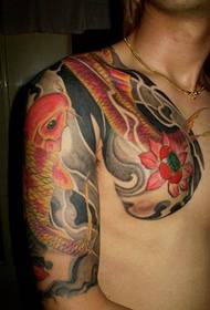 Hermoso tatuaje de media armadura de calamar de loto