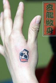 Dekliška roka nazaj srčkan vzorec tetovaže lobanje totemov
