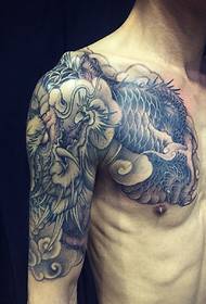 Gražus juodo ir balto blogio drakono pusės šarvų tatuiruotės paveikslėlis