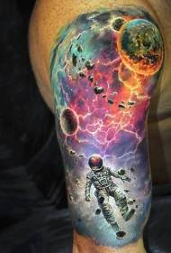Плечо цвет футуристический стиль тату космонавта картина