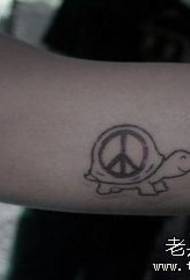 Dziewczyna dziecko ramię ładny mały żółw logo tatuaż wzór wojny