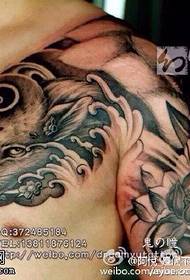 Half isang pattern ng tattoo ng fox na lotus