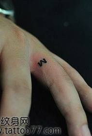 Finger liten bokstav tatuering mönster