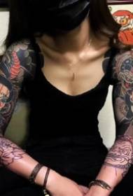 Dominējošs pus bruņu tetovējums - Japāņu sieviešu seksīgais dominējošais pus bruņu tetovējums