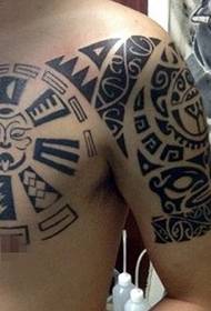 Pekné pánske fúzy s tetovaním