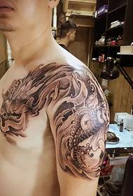 Svart och vitt tatueringmönster för halvpansar i kombination med lotus och bläckfisk
