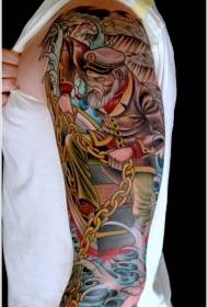 Мужская рука окрасила старый образец татуировки моряка