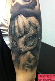 Modello di tatuaggio a mano: modello di tatuaggio alieno a mano