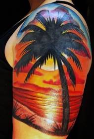 Gros bras peint romantique coucher de soleil sur l'océan avec motif de tatouage de palmier