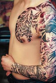 Ļoti stilīgs viengabala pusgabala tetovējums tetovējums