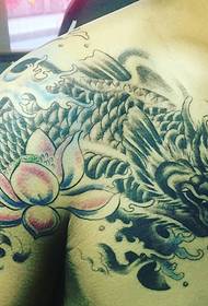 Слика тетоваже змаја на пола ђавола веома доминира