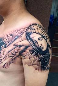 Kreativne crno-bijele slike totemskih tetovaža u pola duljine