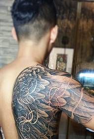 Tattoo totem i gjatësisë së zezë dhe e bardhë e gjysmë e gjatë