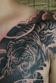 Шалений візерунок татуювання напівсирого тигра