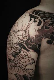 Régi hagyományos fekete-fehér oroszlán oroszlán fele tetoválás képet