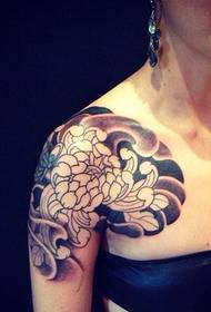 Klasična tetovaža cvjetnih ruku na polovini oklopa