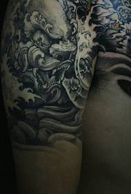 Το ήμισυ του τατουάζ στο σκοτάδι, η εικόνα προσθέτει γοητεία
