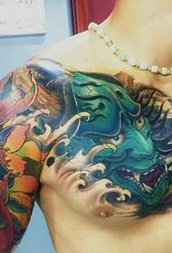 Colorido tatuaje de medio cuerpo de calamar y prajna