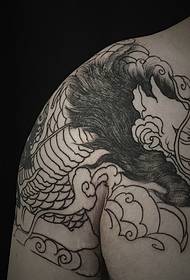 Motif de tatouage de dragon demi-cœur simple et discret
