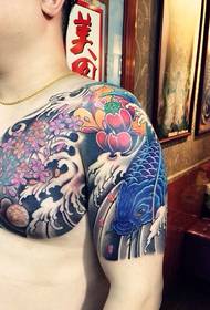 Tatuatge de tortuga mig tallat de color brillant i brillant