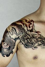 Vibrante tatuaje de dragón armado en blanco y negro